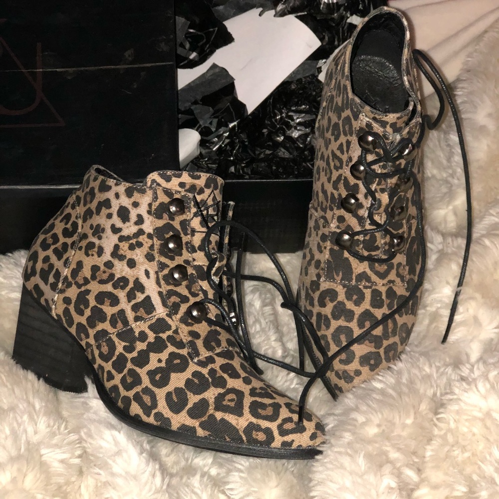 YRU Aura size 6 women’s Leopard Print booties 🌙🖤